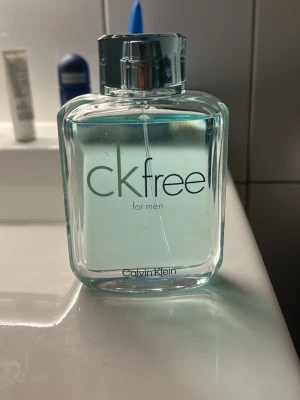 ck free for men parfym ( inte använd) - Fräsch och modern herrparfym från Calvin Klein. Stilren flaska med enkel design, perfekt för dig som vill ha en klassisk doft i din samling.