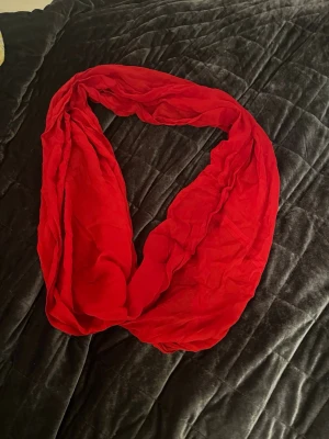 Röd scarf från Cecil - En snygg röd scarf från Cecil i ett tunt, mjukt tyg. Endast använt en gång och är som ny. Priset kan diskuteras vid snabb affär. Funderingar? Skriv till mig💕