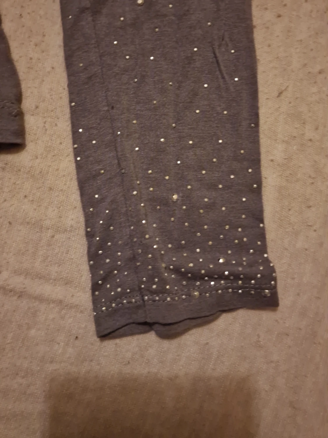 Mörkgrå långärmad topp med nitar - 1