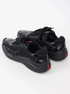Prada men's cup patent leather sneakers - Snygga svarta Prada sneakers i mycket fint skick. Använda vid endast ett tillfälle. Stilren modell som passar både vardag och finare tillfällen. Inga skador eller slitage.