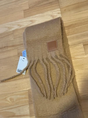 halsduk - halsduk från h&m. ny med lapp kvar. 190 cm. använd ”köp nu”. 5/1-2026