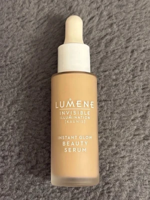 Beauty serum - Instant Glow beauty serum från Lumene i färgen medium, ungefär hälften kvar 🤍