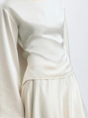 Satin blus - Jätte fin satin blus från Nelly dom 2 första bilderna är från gina för hittar inte tröjan på Nelly men gina har en likadan blusen har en jätte liten fläck på axeln 🤍 använd 1 gång