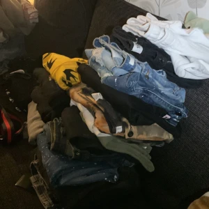 Mix av jeans, mjukisbyxor och cargopants - Säljer ett gäng byxor i olika stilar och storlekar bland annat ljusblå slitna jeans, svarta dsq2 och supply and demand jeans  Perfekt för dig som vill ha variation i garderoben. 150kr/st 3 för 300kr