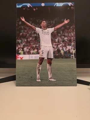 Realmadrid/Jude Bellingham tavla - Bilden visar Jude Bellingham som spelar i Real Madrid, Real Madrid vinner denna Champions leauge matchen och tar hem hela cupen