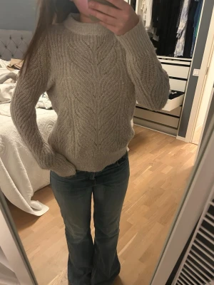 Beige stickad tröja med mönster - Normal i storleken 