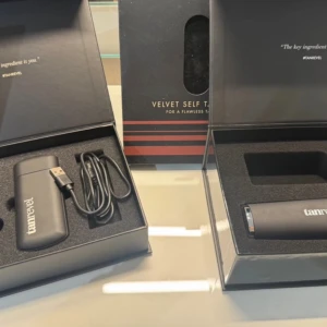 Tanrevel Velvet Self Tan Kit - Säljer ett Tanrevel Velvet Self Tan Kit med en svart elektrisk tan-enhet och USB-laddningskabel. Perfekt för att få en jämn och naturlig solbrun ton hemma. Kommer i stilren svart förpackning med röd detalj och skumgummiinlägg för säker förvaring. Köpte för ett år sedan och använt endast en gång. 