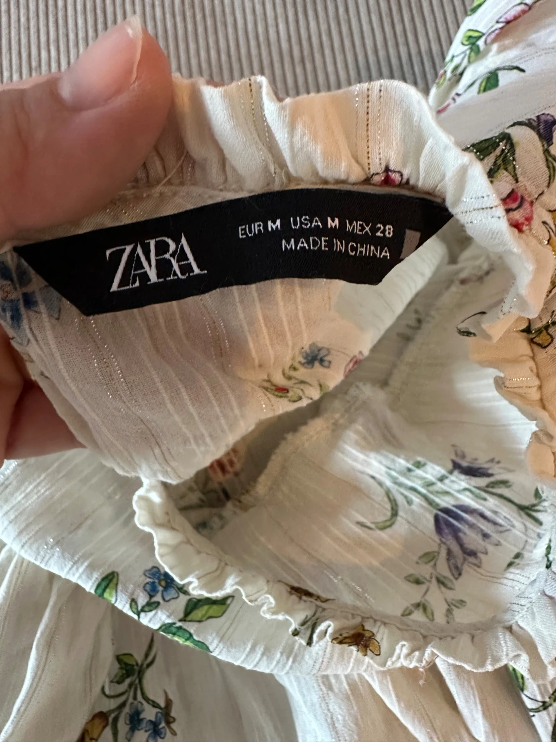 Blommig vit blus med volang - 5