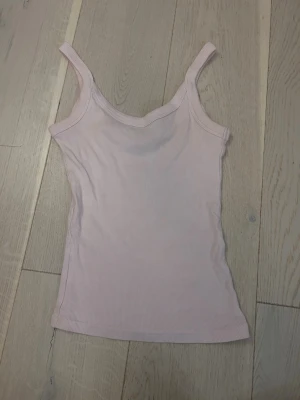 Ljusrosa ribbad linnetopp från Gina Tricot - Säljer en ljusrosa ribbad linnetopp från Gina i storlek XS❤️