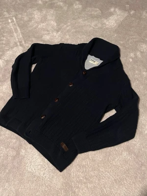  kofta | Dobber - Säljer denna kofta som passar till alla tillfällen. Ända defekten är att nedersta knappen saknas men märks inte vid användning. Modellen på bilden är 182 och väger 77 kg. Bara att höra av sig vid frågor