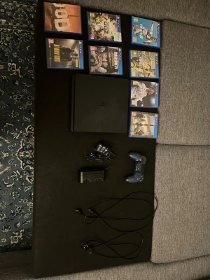 PlayStation 4 med spel och tillbehör - Säljer en PlayStation 4 i fint skick med 8 spel, en originalkontroll, laddstation och kablar. Playstationet är köpt 2019 men konntrollen är köpt 2022. Har använts väll och har inga skador, de enda med kontrollen är att den har lite stickdrift men inget man märker jättemycket. Laddstationen funkar bra men bara ett av utagen funkar 