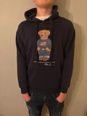 Polo bear tröja  - Finn  polo bear tröja.  Säljer pga  köpte en storlek för liten PRISET GÅR ATT DISKUTERA !