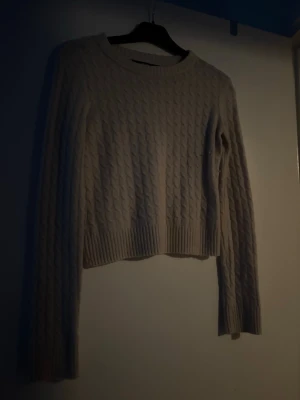 stickad tröja  - en fin stickad tröja är jätte mysig ! passar verkligen till allt, använd 2-3 gånger! 