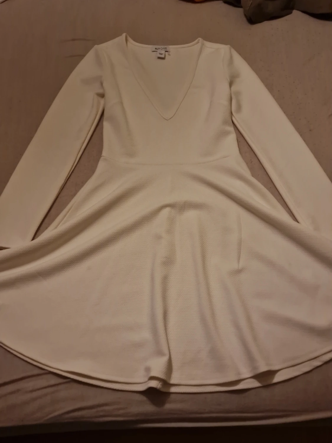 Vit långärmad klänning från NLY One
