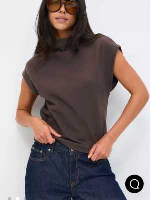 Tröja från Gina - Helt ny! Jättefin brun tröja med hög hals och korta ärmar