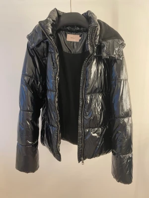 Svart pufferjacka från Nelly - Pufferjackan från Nelly som inte säljs längre. Jag själv älskar jackan men har köpt en ny för denna vintern. Inget slitage och känns som ny. Storlek M men sitter bra på någon som är XS/S också.