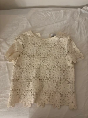 & other stories t-shirt - supersnygg t-shirt/blus från & other stories. Knappen som man stänger med bak har gått sönder, men går att använda ändå eller sätta ditt en säkerhetsnål 💓(se tredje bilden )