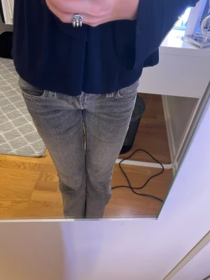 Grå bootcut jeans från Gina Tricot - Säljer ett par grå jeans från Gina Tricot i storlek 146. Jeansen har  klassisk femficksmodell och snygga detaljer på bakfickorna med knapp. Perfekta till en chill vardagslook. Pris kan diskuteras! Köptes för 399kr💓