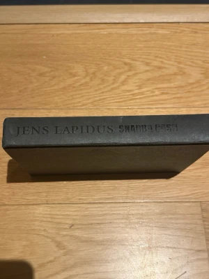Snabba Cash: Hatet Drivet Jakten - En bok av Jens Lapidus som lockar med spänning och intensitet. Perfekt för dig som gillar berättelser om snabba pengar, starka känslor och jakten på något större. En modern klassiker för unga vuxna som vill ha en nervkittlande läsupplevelse.