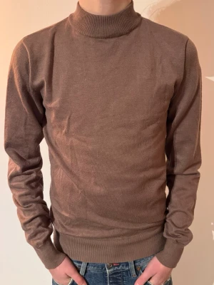 Polotröja  - | Skick: 7/10 | Färg: Beige | Modell: 168cm 51kg