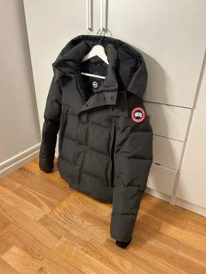 Canada Goose Jacka - Säljer denna snygga jackan som jag har använt max 3 gånger. Jackan är i nyskick och har inga fel. . Taggar och päls finns också och för frågor så är det bara att skriva🫡 