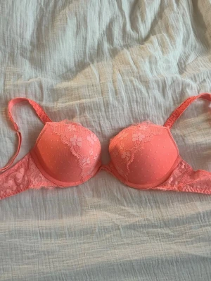 Victoria’s Secret coral BH - Modell Dream angels push-up  i Storlek 32D amerikans storlek. Om du är osäker på storlek kolla upp på hemsidan hur dom är i svenska storleken 