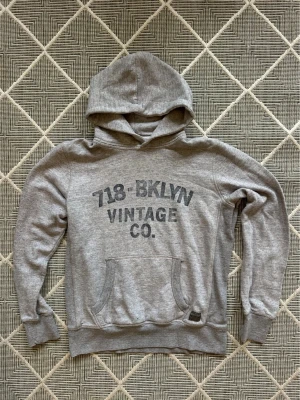 Stickad vintage hoodie grå  - Väldigt trendig och stilren passar till alla tillfällen. Mått: A:49cm B:43cm C:38cm D:62cm. Skriv vid fundering. Pris sänks vid snabb affär.