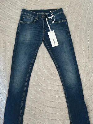Dondup George Jeans - Sjukt snygga och nästan helt nya Dondup George Jeans (tvättade en gång)! Skinny fit men sitter lite mer åt slim håller enligt mig. För fler bilder eller funderingar kontakta gärna mig! Möts även gärna upp inom Stockholm✌🏼