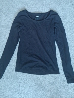 Svart långärmad topp från lager 157 - En enkel och stilren svart långärmad topp från lager 157. Tillverkad i mjuk bomull med lite elastan för extra stretch och bekväm passform. Perfekt basplagg med rund halsringning och normal passform. Inga defekter!