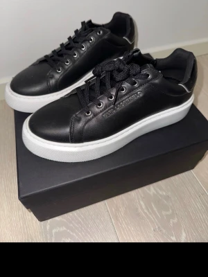 Karl Lagerfeld sneakers - Säljer mina äkta svarta Karl Lagerfeld sneakers som är använda 3-4 gånger. Fortfarande i bra skick. 