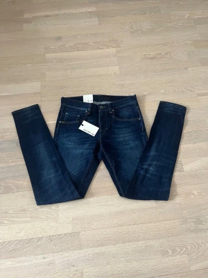 Blå tiger of sweden jeans w30 L32 - Snygga mörkblå slim jeans från tiger of sweden med klassisk femficksdesign och smal passform. Ny pris 1200kr
