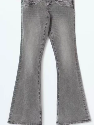 Låga bootcut gråa jeans  - Väldigt snygga gråa jeans från Gina tricot 14+. Säljer för att dom inte passar. Använda väldigt få gånger.