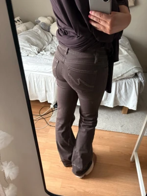 Bruna jeans från Nelly  - Väldigt snygga jeans från Nelly!! Älskar färgen och de sitter väldigt bra. Materialet är stretchigt och de är sparsamt använda💓 skriv för frågor eller fler bilder! 