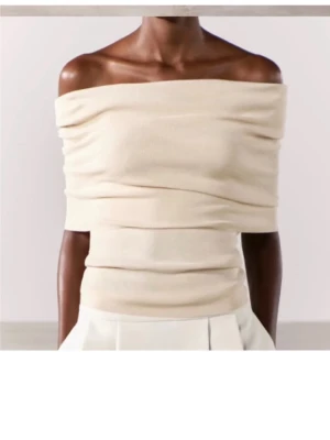 Offshoulder ribbad topp i beige - Jättefin offshoulder topp i mjuk stickat material 💞💞 i storlek xs eller S!!