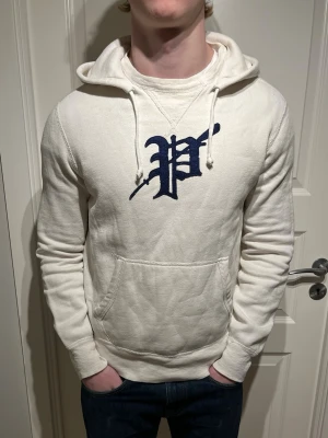 Ralph Lauren hoodie  - Säljer en skön Raffe Hoodie! | Mycket fint skick utan defekter! | Storlek M men skulle sägs att den sitter bättre som en S! | Ställ gärna frågor innan du köper!