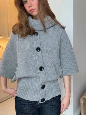 Grå stickad - Stickad tröja men ser ut som en kofta!🤍🤩