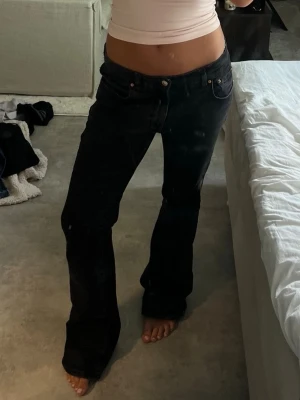 Lågmidjade jeans  - Fina lågmidjade bootcut jeans i storlek 40. Jag har vanligt 36 i jeans så dessa passar men får en lösare passform