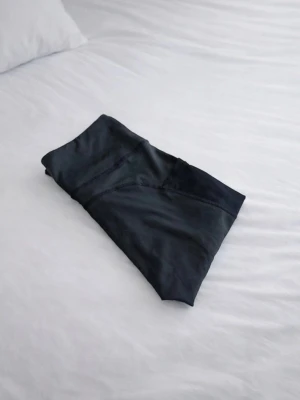 Svarta högmidjade träningstights med fickor från SHEIN, strlk S - Ett par svarta, basic högmidjade träningstights från SHEIN i storlek S. Praktiska fickor på båda benen, perfekta för mobil, nycklar eller kort under träning eller promenad. Använda 1–2 gånger. En mindre tråd som sticker ut finns, vilket uppkommit efter tvätt och flytt. I övrigt i fint skick! Ett bekvämt och användbart plagg till ett bra pris! FÖRST TILL KVARN! Mått —>