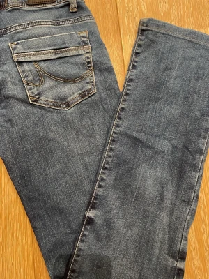 Blå jeans från LTB med boot cut  - Säljer snygga blåa LTB jeans som är low waist och bootcut. Storlek 24/34