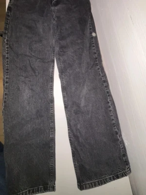 Svarta wide jeans från NA-KD - Säljer ett par svarta jeans från NA-KD med breda ben och klassisk femficksdesign. Jeansen har dragkedja och knapp framtill och är tillverkade i ett slitstarkt denimtyg. Perfekta för en avslappnad och trendig look.