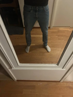  ljusblå tiger of Sweden jeans herr - Säljer ett par klassiska tiger of Sweden jeans i ljusblå tvätt. Modellen har normal passform med smalare ben och fem fickor. Jeansen är tillverkade i bomull och har en tidlös look som funkar till det mesta. Perfekta för dig som gillar en clean och enkel stil.