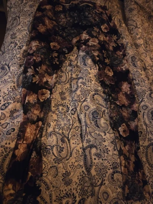 Blommiga leggings från Gilli - Supersnygga leggings från Gilli med mörk botten och stora blommor i nyanser av beige, rosa, grått och blått. De har elastisk midja och sitter tight. Perfekta för dig som vill sticka ut med ett unikt mönster och mjukt material.