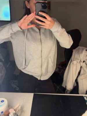 BASIC grå kofta - En grå kofta från märket BASIC, den har guldig dragkedja och funkar till en vardaglig look. M men passar även S