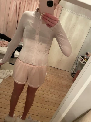 Träningsjacka  - Jättefin ljusrosa träningsjacka. I storlek 146/152 men sitter som XS