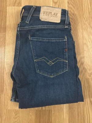 Replay blå jeans  - Mörkblåa jeans från Replay. Modell anbass slim fit. Storlek W29 L34. Nypris 1500 kr. Knappt använda. Hör av er vid frågor. 