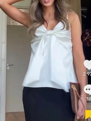 SÖKER vitt sidenlinne med rosett - Söker denna detta sidenlinnet i fint skick, storlek S, hör av dig om du vill sälja den till mig 🫶🏻