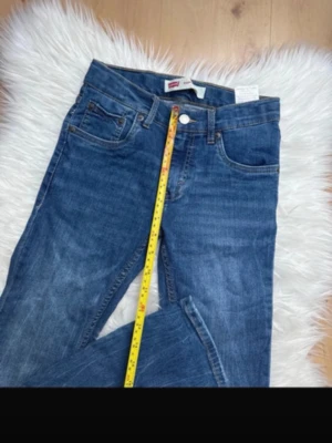 Levi's mörkblåa jeans  - Säljer ett par klassiska blå Levi's 511 jeans med fem fickor och knappgylf. Jeansen har en smal passform och är tillverkade i slitstark bomull med lite stretch. Perfekta till sneakers eller boots och funkar året runt.