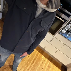 OVERSHIRT FRÅN SELECTED HOMME - Den är storlek S men sitter lite mer som M, passar dig mellan 170-185, jag är 180. Skick 9/10. Digitalt kvitto finns, hör av dig om du har någon fråga.