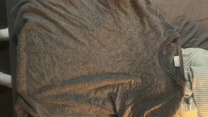 Grå basic stickad tröja - En enkel och mjuk grå stickad tröja med rund hals och långa ärmar. Den har ett litet hål som man ser på bilden och den är syd på armen. Köpte den för 900kr ny.