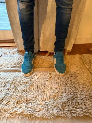 Valentino flaycrew  - Tjena! Säljer nu dessa valentino flycrew skor i strl 41! Dom är i ett hyfsat bra skick, 2 taggar har låsnat! Det är perfekt för sommaren/våren! Hör gärna av er kan gå ner i pris! Om ni undrar något så är det bara att höra av sig!😀